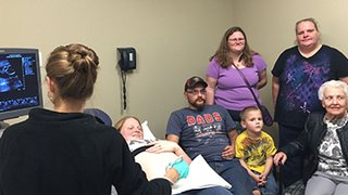 4 things to consider before inviting guests to a baby’s ultrasound