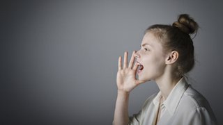 Answering questions about voice care, home remedies via live chat