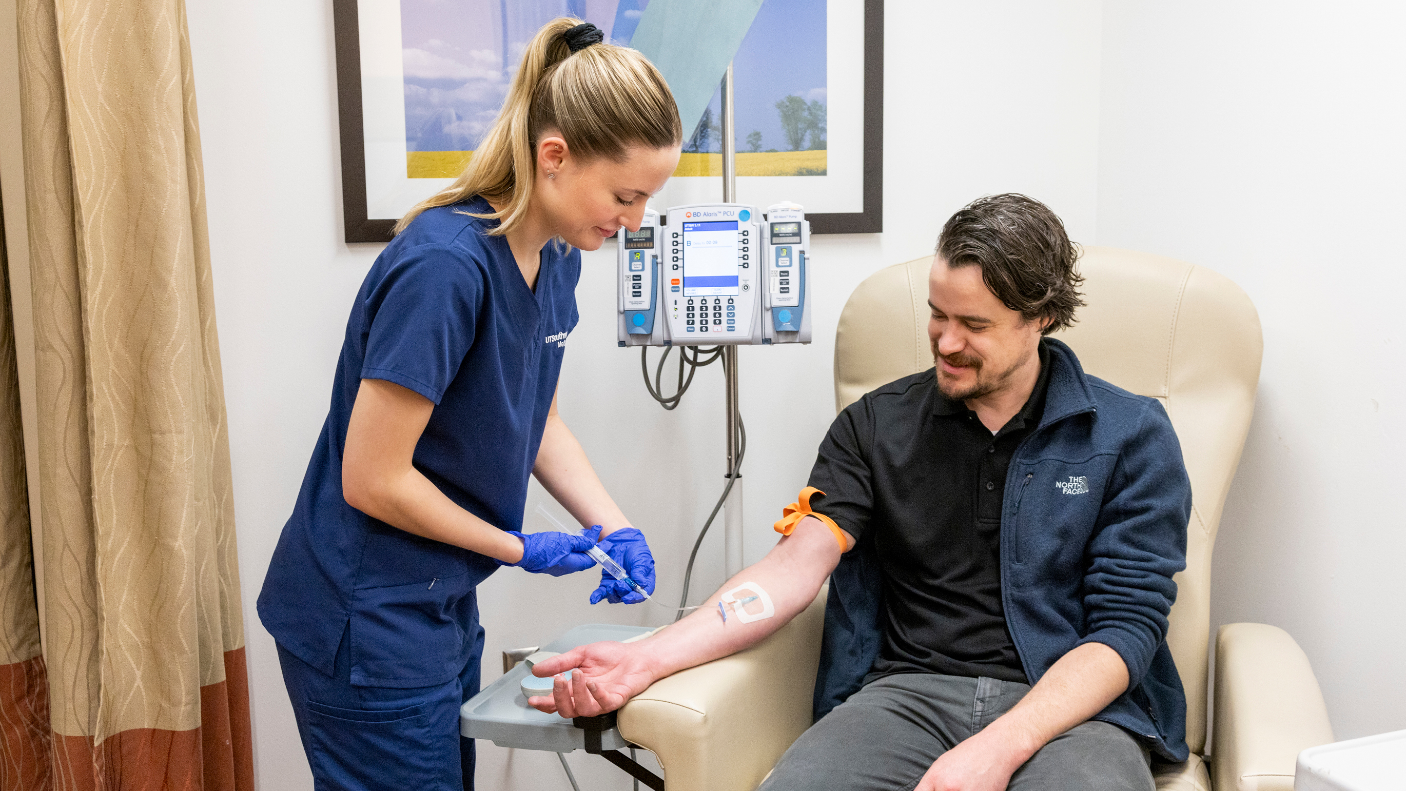 Nursing is giving a patient in infusion