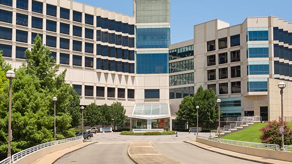 Harold C. Simmons Comprehensive Cancer Care Center building