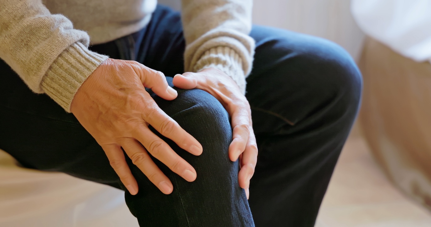 elderly male knee pain